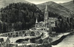 CPA Lourdes Vue d Ensemble sur la Basilique