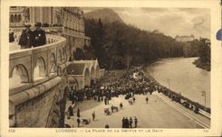 CPA Lourdes La Place de la Grotte et le Gave