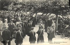 CPA Lourdes Brancardiers et Malades Devant les Piscines