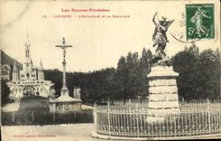 CPA Lourdes L Esplanade Et La Basilique
