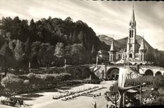 CPM Lourdes Les malades Assistant au Chemin de Croix pendant le Pelerinage du Rosaire