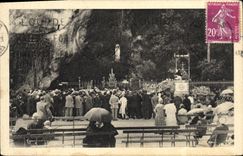 CPA Lourdes Groupe de Pelerins devant la Grotte Miraculeuse