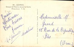 CPA Lourdes Groupe de Pelerins devant la Grotte Miraculeuse