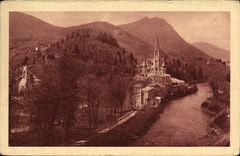 CPA Lourdes La Baslique et le Mounument Interallie