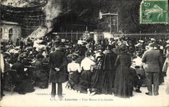 CPA Lourdes Une Messe a la Grotte