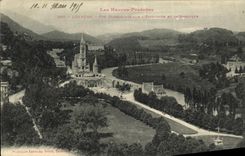 CPA Lourdes Vue plongeante sur l esplanade de la basilique