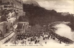 CPA Lourdes La Place de la Grotte et le Gave