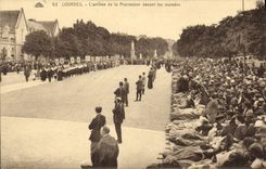 CPA Lourdes L arrivee de la Procession devant les malades
