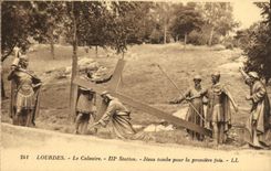 CPA Lourdes Le Calvaire lll e Station Jesus tombe pour la permiere tois