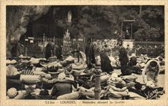 CPA Lourdes Malades devant la Grotte