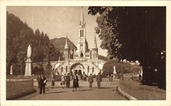 CPA Lourdes La Basilique et le Parvis 