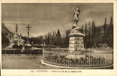 CPA Lourdes L Esplanade et la Basilique