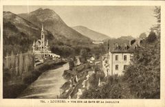 CPA Lourdes Vue sur le Gave et la Basilique