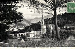 CPA Lourdes Vue sur la Basilique et les Pyrenees