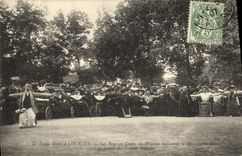 CPA Le Train Blanc a Lourdes Les Bras en Croix Les pelerins implorent la misericorde dviine en faveur des grands malade