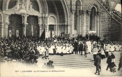 CPA Lourdes La Procession du St Sacrement