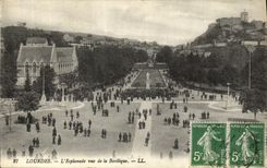 CPA Lourdes L Esplanade vue de la Basilique