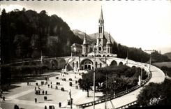CPA Lourdes La Basilique et l Esplanade