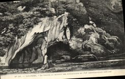 CPA Lourdes La Grotte au Monent des Apparitions en 1858