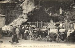 CPA Le Train Blanc a Lourdes Les Pelerins en prieres devant la Grotte Miraculeuse