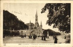 CPA Lourdes L Esplanade les Rampes et la Basilique