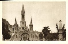 CPA Lourdes La Basilique et la Vierge Couronnee P D