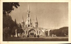 CPA Lourdes La Basilique et le Parvis