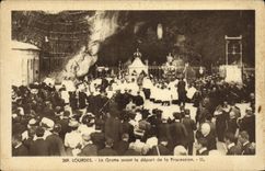 CPA Lourdes La Grotte avant le Depart de la Procession
