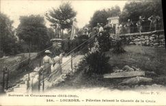 CPA Lourdes Pelerins Faisant le Chemin de la Croix