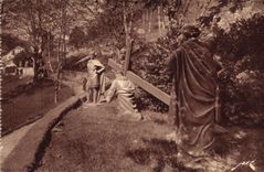 CPA Lourdes Le Calvaire 3eme Station Jesus Tombe Pour la premiere fois