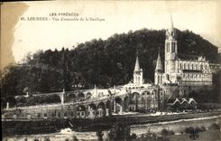 CPA Lourdes Vue d Ensemble de Basilique