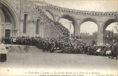 CPA Lourdes Le train blanc Les grands malades sur le parvis de la basilique pendant la benediction individuelle 
