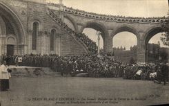 CPA Lourdes Train Blanc Les Grands malades sur le parvis de la basilique