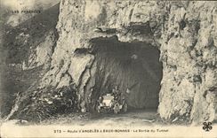 CPA Route Argeles a Eaux Bonnes La Sortie du Tunnel Automobile