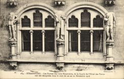 Estatuas de Estrasburgo de la POSTAL de la VENDIMIA de los tres emperadores del ataque frontal de L edificio de la oficina de correos