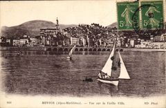 CPA Menton Vue sur la Vieille Ville Bateau