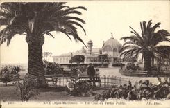 CPA Nice Un Coin de Jardin Public