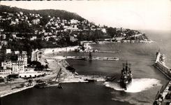 CPM Nice L Entree du port et le Mont Boron Bateau