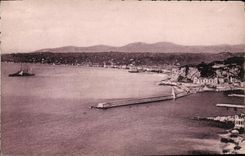 CPA Nice Saluee par un Cuirasse d escadre Bateau