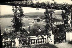 CPA Nice Vue prise entre les pergolas fleuries