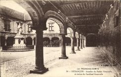 CPA Besancon Arcades du Palais Granvelle et Statue du Cardinal Granvelle