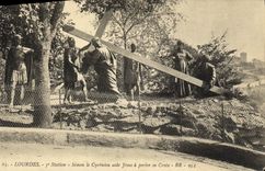 CPA Lourdes Station Simon le Cyreneen aide Jesus a Parter sa Croix