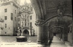 CPA Pierrefonds Le Chateau Vue interieure de la colonnade de la cour d honneur