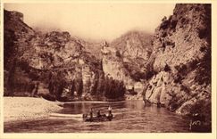 CPA Gorges Du Tarn Castelbouc Le Tarn au Pied du Village et du vieux chateau