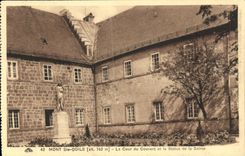CPA Mont Ste Odile La Cour du Couvent et la Statue de la Sainte