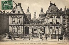 VINTAGE POSTCARD Lyon L Town hall frontage of the Place of the Comedy