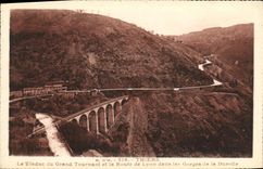 CPA Thiers Le Viaduc du Grand Tourant et la Route Lyon dans les Gorges de la Durolle
