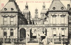 VINTAGE POSTCARD Lyon Town hall Frontage Places Comedy