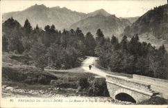 VINTAGE POSTCARD Environs Of the Mount Gilds the road and Puy de Sancy