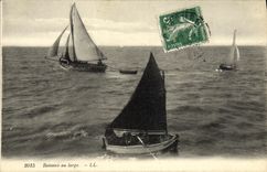 Barcos de la POSTAL de la VENDIMIA con la pesca amplia